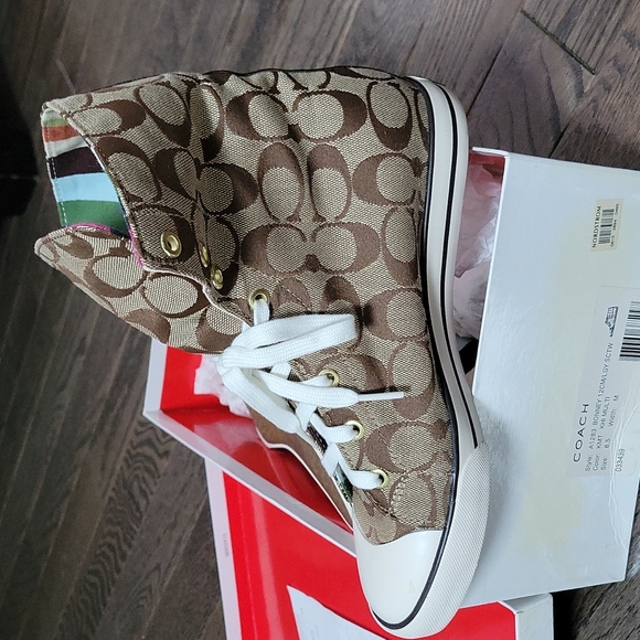 Coach - Picture 4 of 5